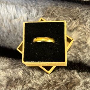 Ladies 18kt solid yellow gold 4mm classic dome wedding band NIB 6.5